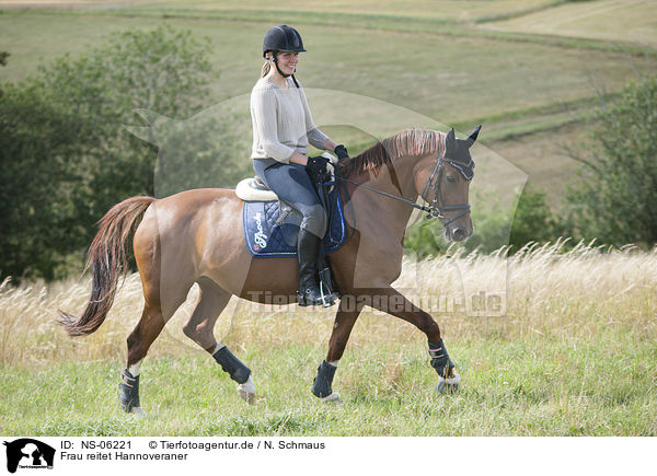 Frau reitet Hannoveraner / woman rides Hanoverian Horse / NS-06221