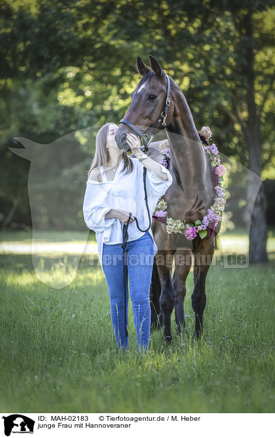 junge Frau mit Hannoveraner / young woman with Hanoverian Horse / MAH-02183