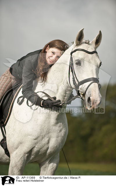 Frau reitet Holsteiner / woman rides warmblood / AP-11369