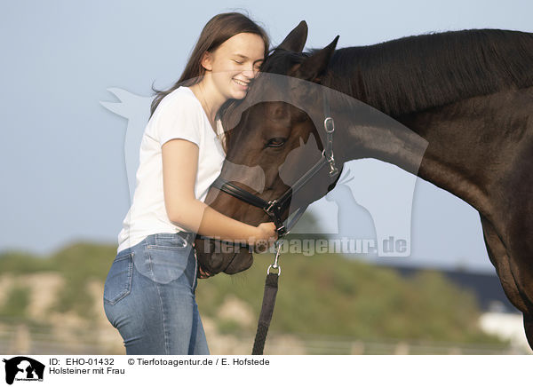 Holsteiner mit Frau / Holstein Horse with woman / EHO-01432