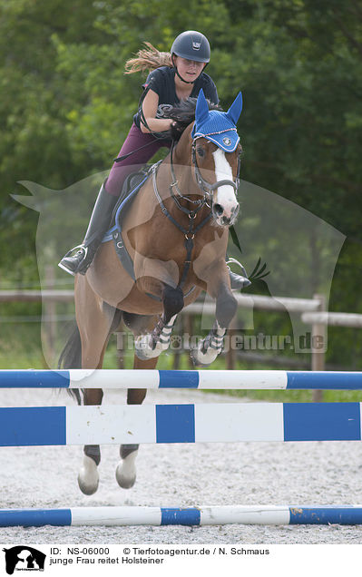 junge Frau reitet Holsteiner / young woman rides Holstein Horse / NS-06000