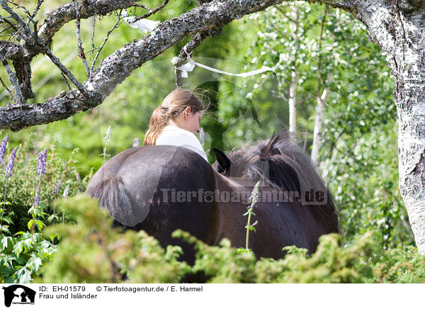 Frau und Islnder / woman and Icelandic horse / EH-01579