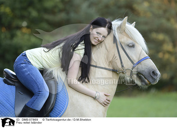 Frau reitet Islnder / woman rides Icelandic horse / DMS-07869