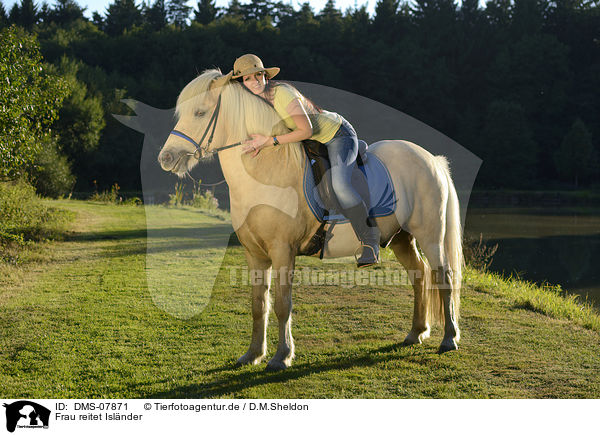 Frau reitet Islnder / woman rides Icelandic horse / DMS-07871