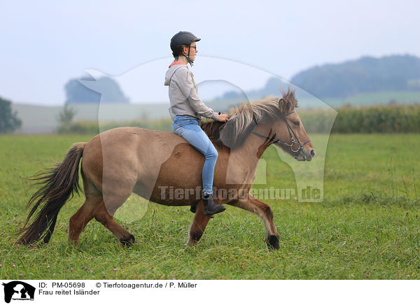 Frau reitet Islnder / woman rides Icelandic horse / PM-05698