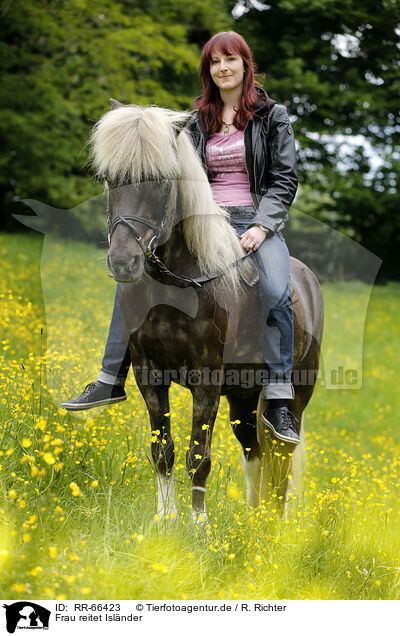 Frau reitet Islnder / woman rides Icelandic horse / RR-66423