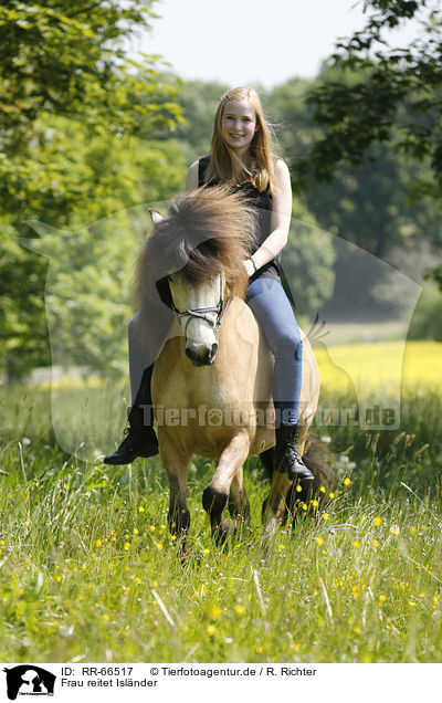 Frau reitet Islnder / woman rides Icelandic horse / RR-66517