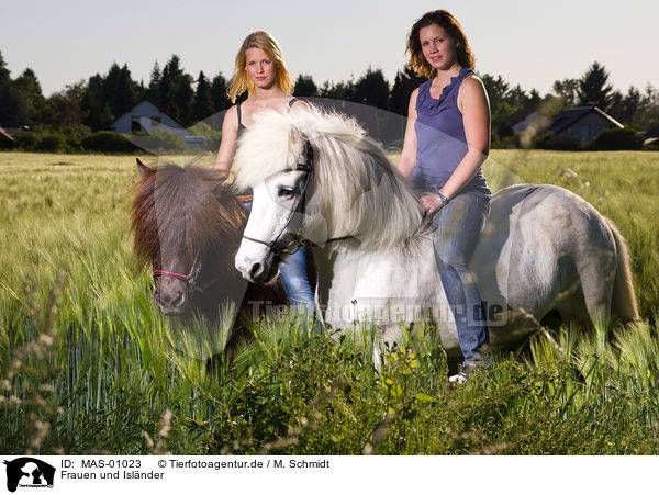 Frauen und Islnder / women and Icelandic horses / MAS-01023