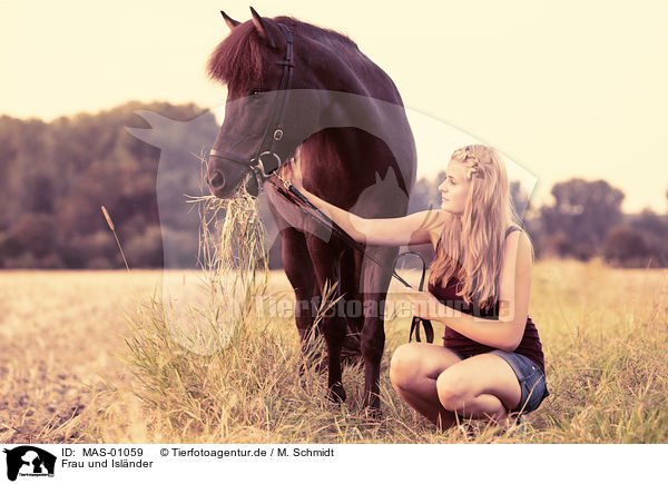 Frau und Islnder / woman and Icelandic horse / MAS-01059