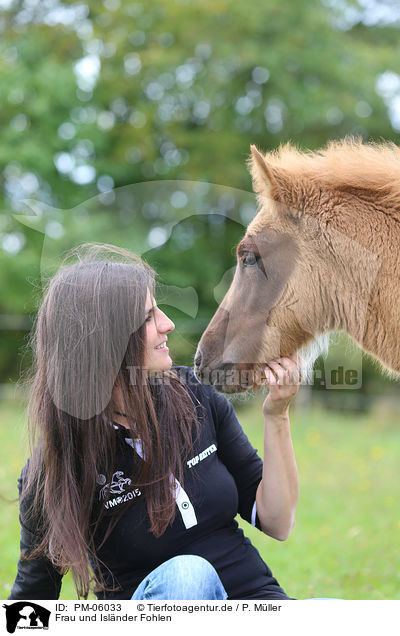 Frau und Islnder Fohlen / woman and Icelandic horse foal / PM-06033