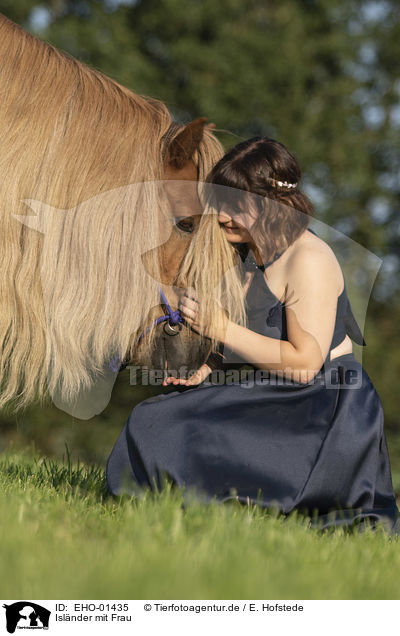 Islnder mit Frau / Icelandic Horse with woman / EHO-01435