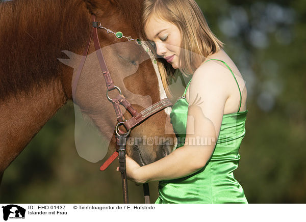 Islnder mit Frau / Icelandic Horse with woman / EHO-01437