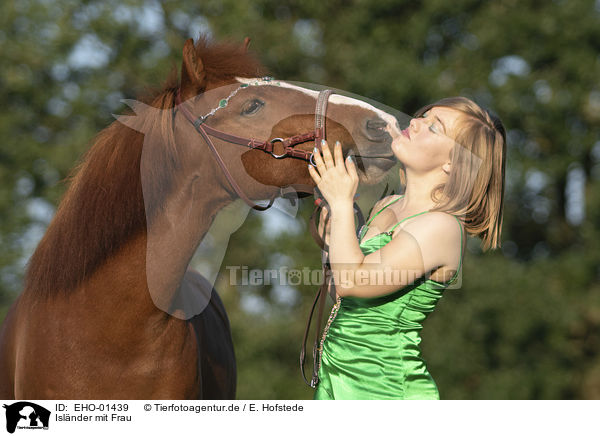 Islnder mit Frau / Icelandic Horse with woman / EHO-01439
