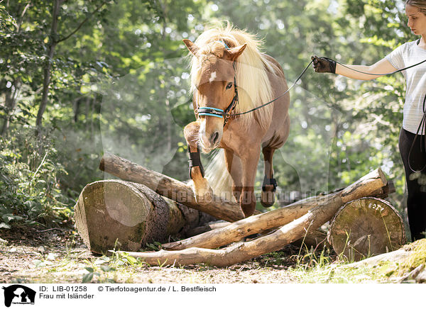 Frau mit Islnder / LIB-01258