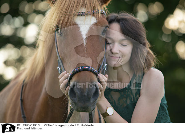Frau und Islnder / woman and Icelandic horse / EHO-01913