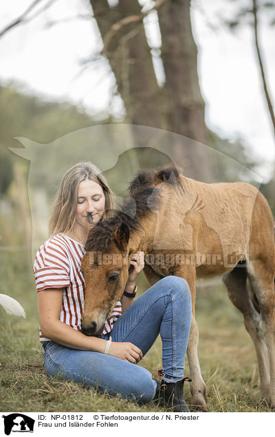 Frau und Islnder Fohlen / woman and Icelandic horse foal / NP-01812