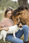 Frau, Hund und Islnder Fohlen