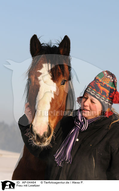 Frau mit Lewitzer / woman with Lewitzer / AP-04464