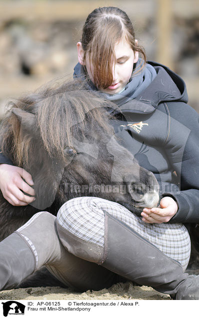 Frau mit Mini-Shetlandpony / woman and Mini-Shetlandpony / AP-06125