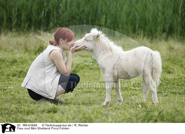 Frau und Mini Shetland Pony Fohlen / woman and Miniature Shetland Pony foal / RR-43886