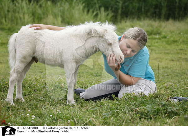 Frau und Mini Shetland Pony Fohlen / woman and Miniature Shetland Pony foal / RR-43889