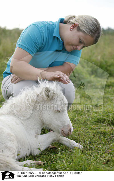 Frau und Mini Shetland Pony Fohlen / woman and Miniature Shetland Pony foal / RR-43927