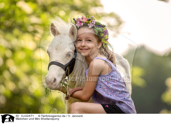 Mdchen und Mini Shetlandpony / girl and Mini Shetland Pony / VJ-02471
