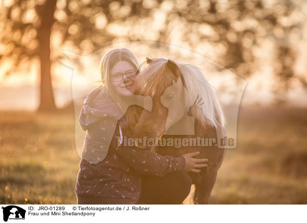 Frau und Mini Shetlandpony / woman and Mini Shetland Pony / JRO-01289