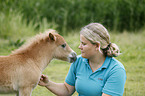 Frau und Mini Shetland Pony Fohlen