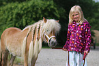 Mdchen und Mini Shetlandpony