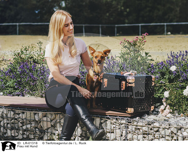 Frau mit Hund / woman with dog / LR-01318