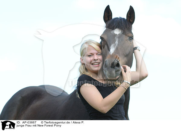 junge Frau mit New Forest Pony / AP-03667