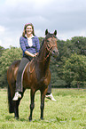 Frau reitet New Forest Pony