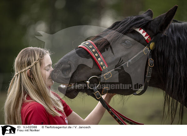 Frau mit Noriker / woman with Noriker Horse / VJ-02088