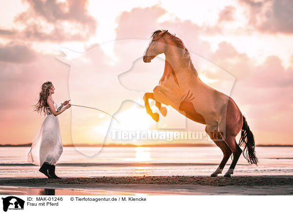 Frau mit Pferd / MAK-01246