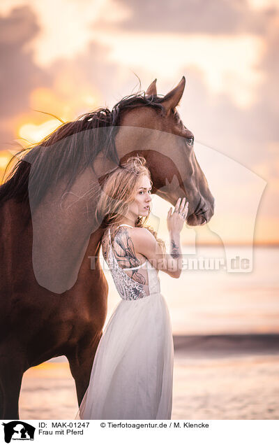 Frau mit Pferd / MAK-01247