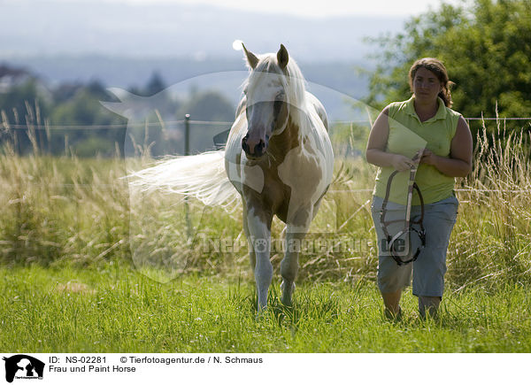 Frau und Paint Horse / NS-02281
