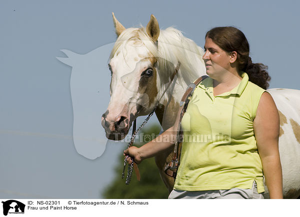 Frau und Paint Horse / NS-02301