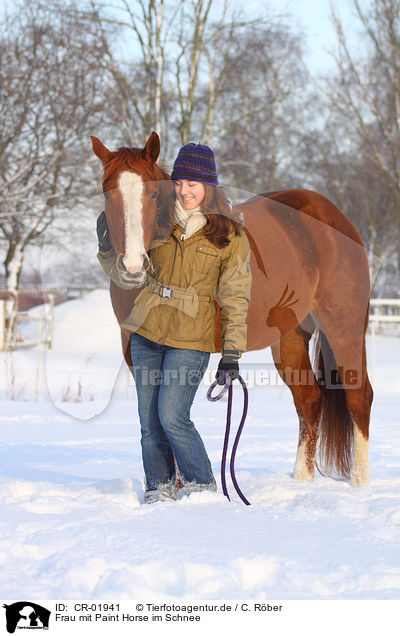 Frau mit Paint Horse im Schnee / CR-01941