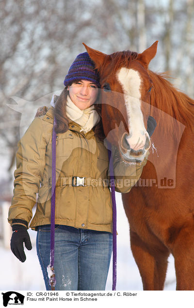 Frau mit Paint Horse im Schnee / CR-01946