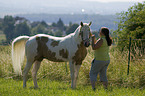 Frau und Paint Horse