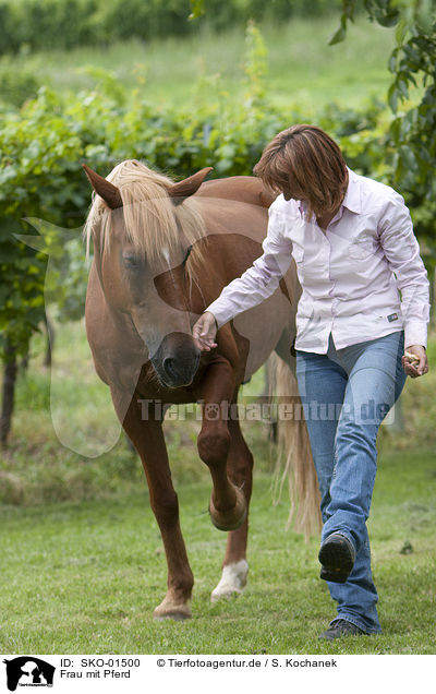 Frau mit Pferd / woman with horse / SKO-01500