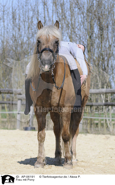 Frau mit Pony / woman and pony / AP-06191