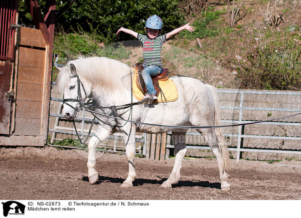 Mdchen lernt reiten / girl learns riding / NS-02873