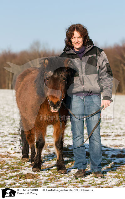 Frau mit Pony / woman and pony / NS-02899