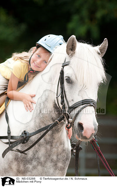 Mdchen mit Pony / girl with pony / NS-03266