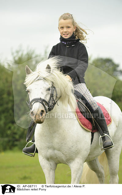 Mdchen reitet Pony / girl rides pony / AP-08711