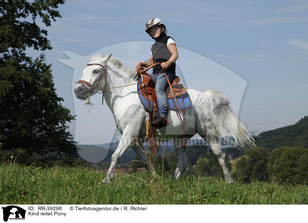 Kind reitet Pony / child with pony / RR-39296