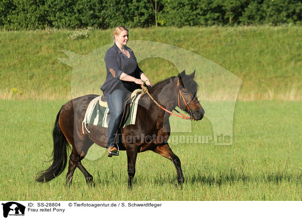 Frau reitet Pony / woman rides pony / SS-28804
