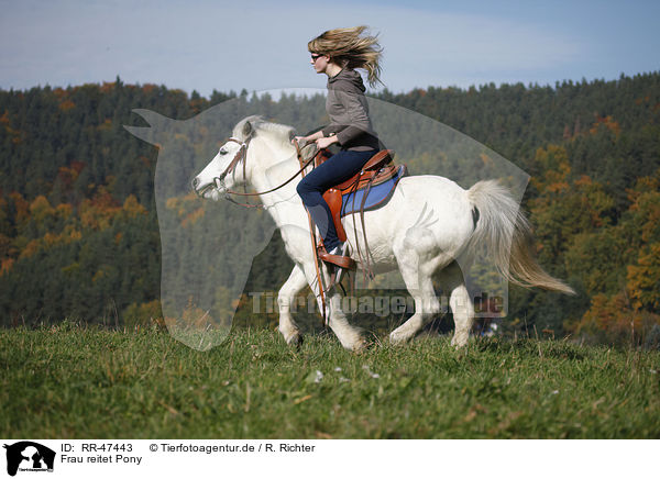 Frau reitet Pony / RR-47443